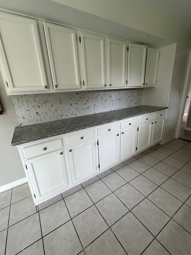 Building Photo - 4 Bedroom, 2 Bathroom Cape Cod