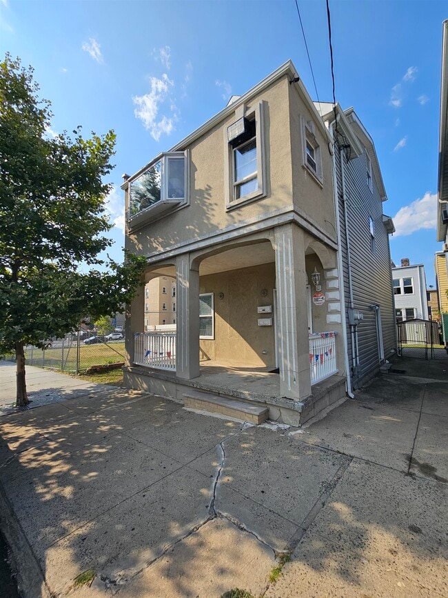 Building Photo - 218 Hopkins Ave