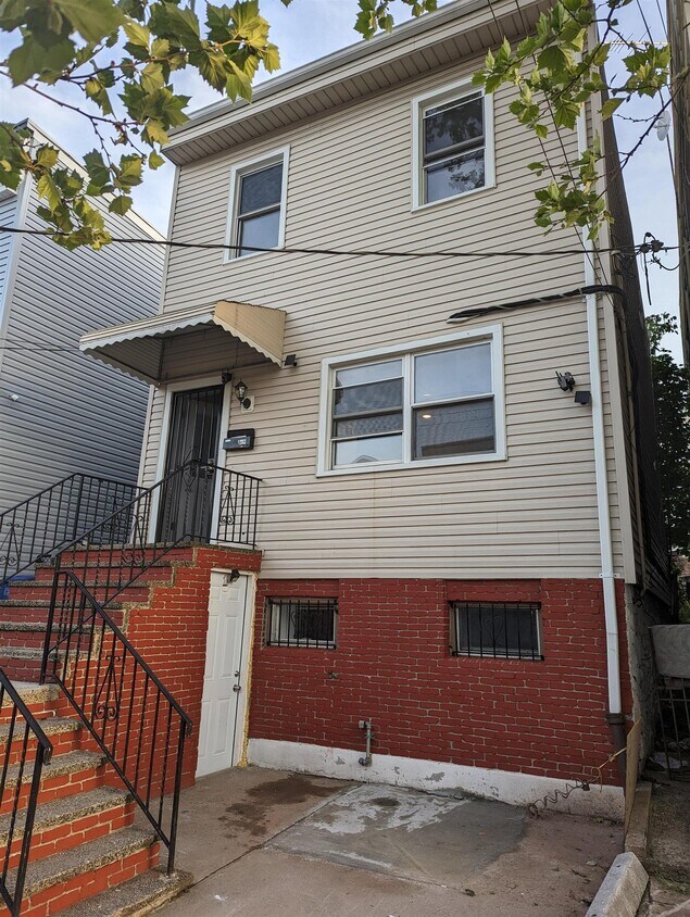 Foto principal - 211 Beacon Ave