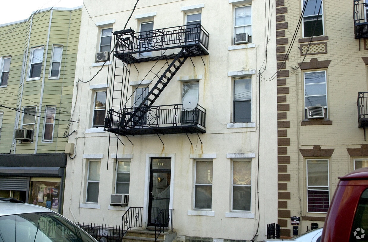 Building Photo - 569 59th St