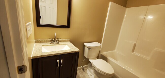 Baño #2 - 1019 E Boyd St