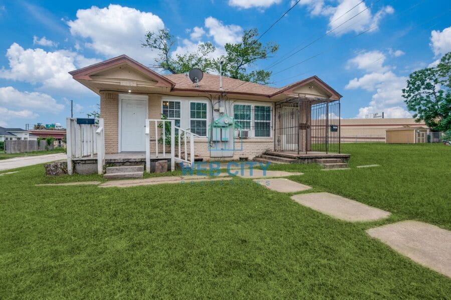 Primary Photo - 3837 Holmes St