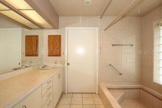 Building Photo - Unique 4 Bed/2 Bath Home in South Scottsdale