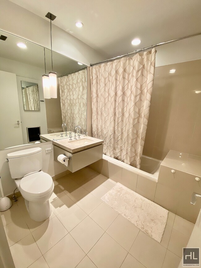 Building Photo - 124 HUDSON STREET 6D
