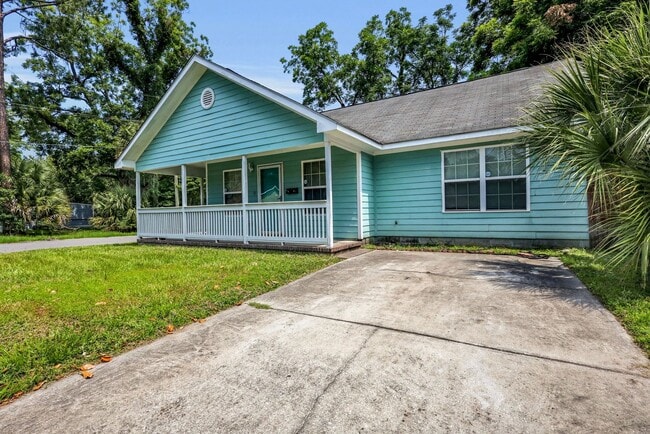 Building Photo - 1202 E Waldburg St