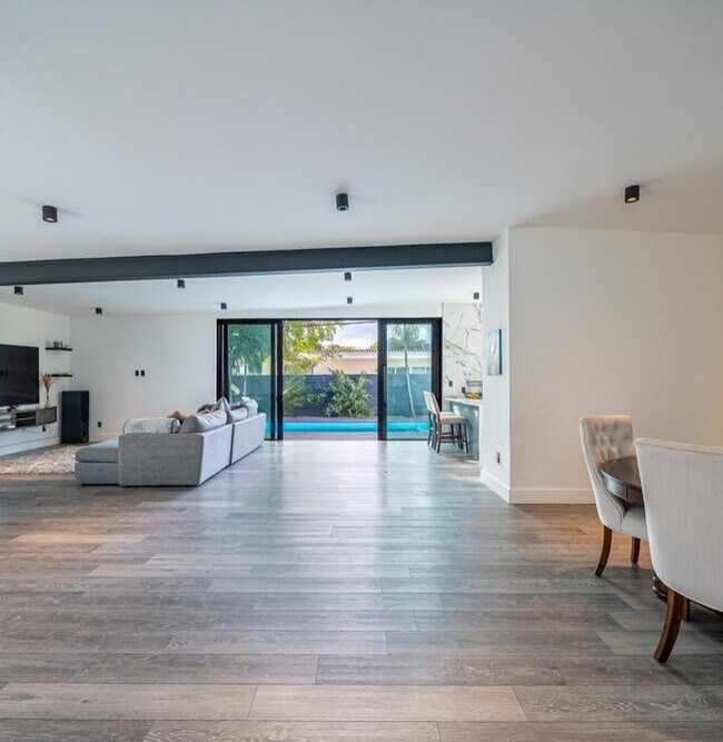 Building Photo - 19600 NE 19th Ave