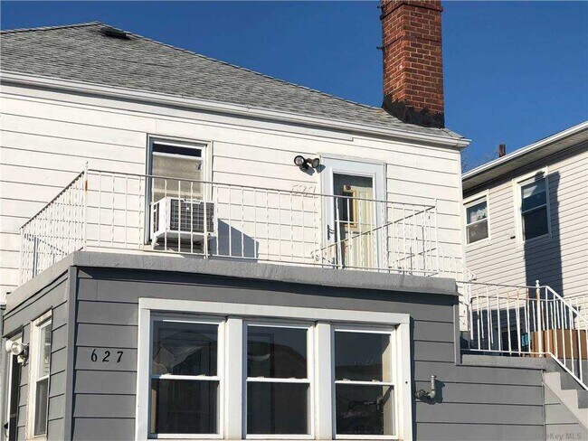 Building Photo - 627 W Park Ave