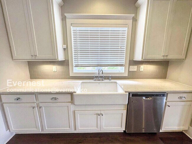 Foto del edificio - 3423 Sawyer Dr