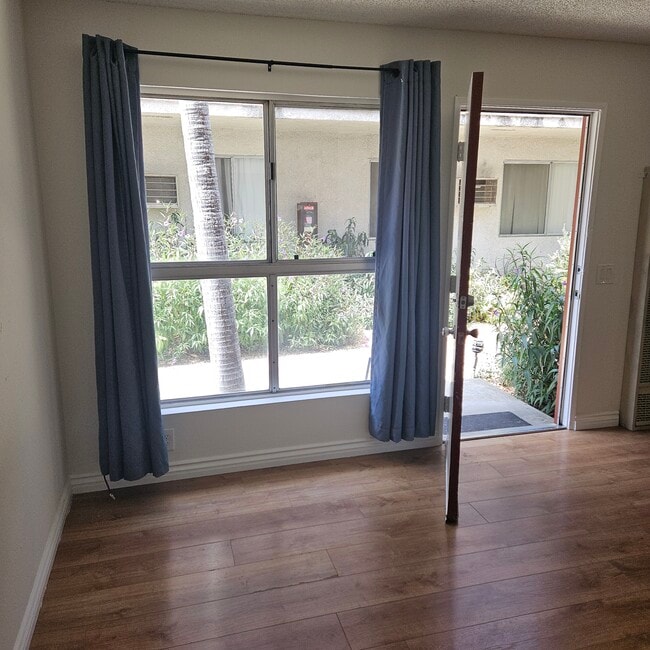 Entrance/Living Room - 8809 Etiwanda Ave