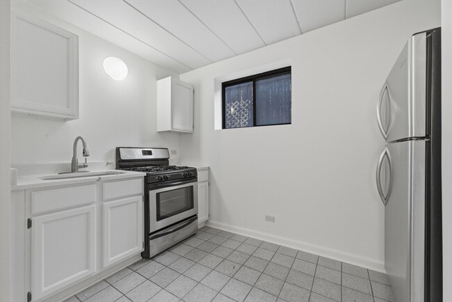 Building Photo - 4537 N Greenview Ave