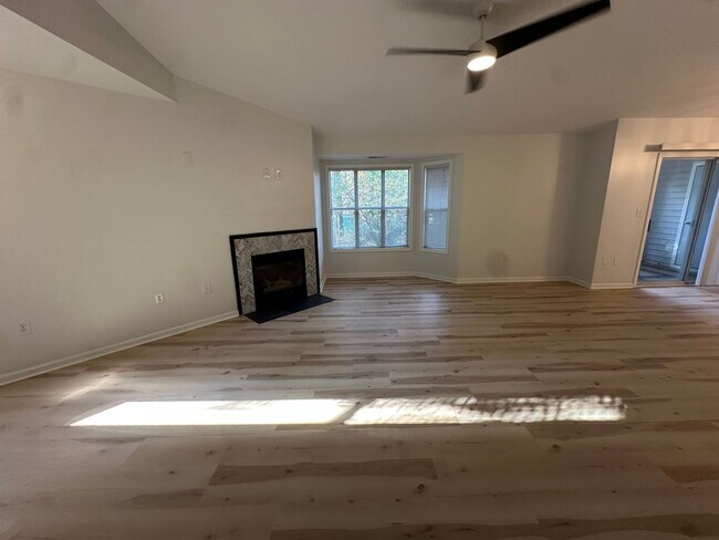 Foto del edificio - Spacious 2 Bedroom Luxury Condo with Pool Access – Wilmington, NC