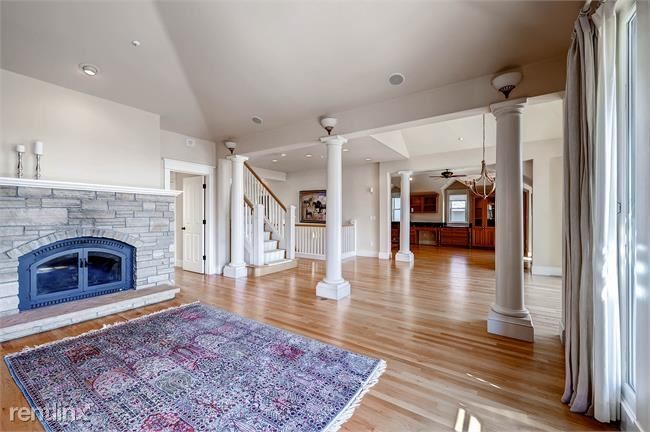 Building Photo - 2215 Mesa Dr