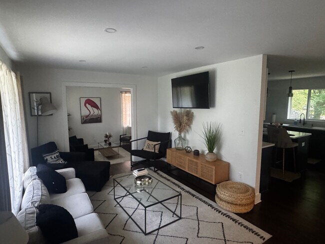 Foto del edificio - Room in House on Pasadena Dr