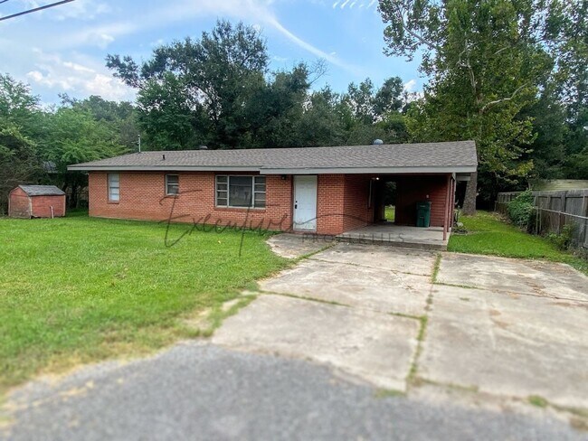 Foto del edificio - Updated 3BR Brick Home with Covered Carpor...
