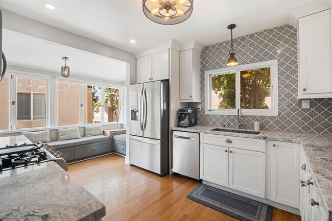 Building Photo - Spacious and conveniently located 2b/2bath single family home, available for Mid-January 2026!!!!!