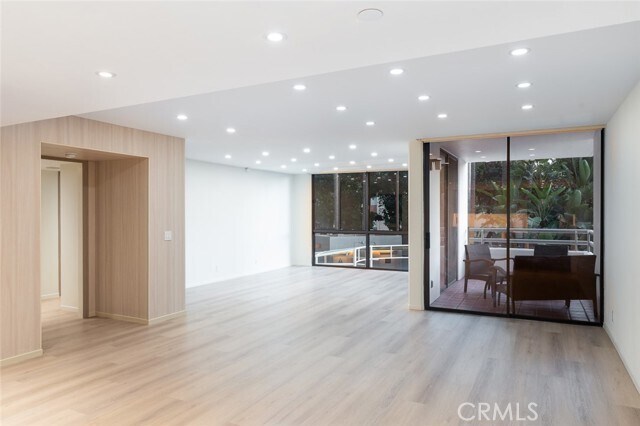 Foto del edificio - 345 Pioneer Dr