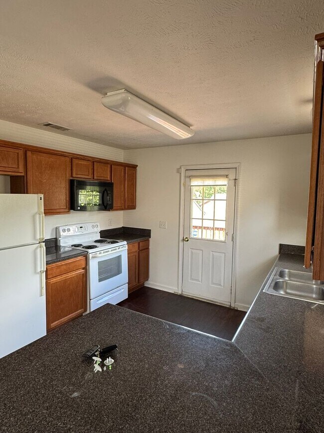 Building Photo - Charming 3-Bedroom Home in the Heart of La...