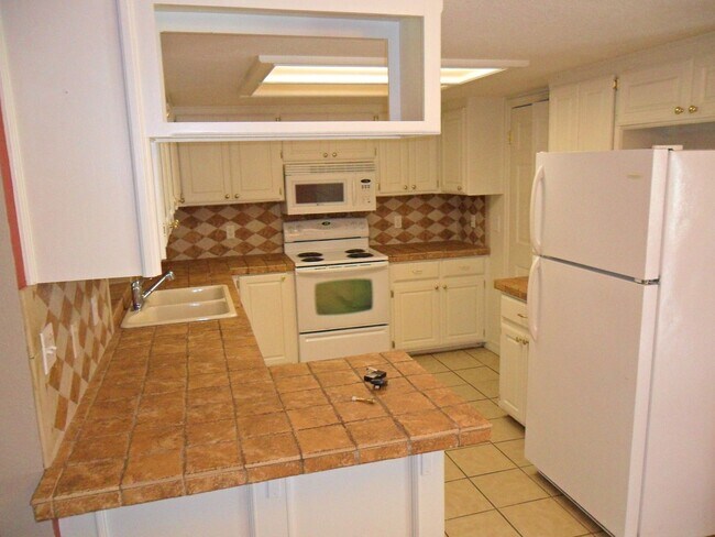 Building Photo - Great Home Close to Campus