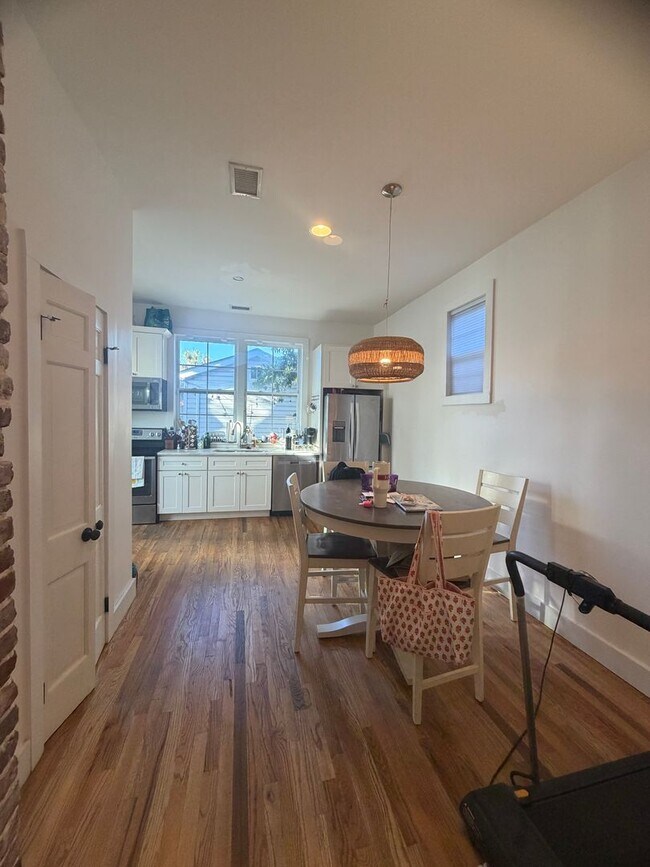 Building Photo - 40 Poinsett St