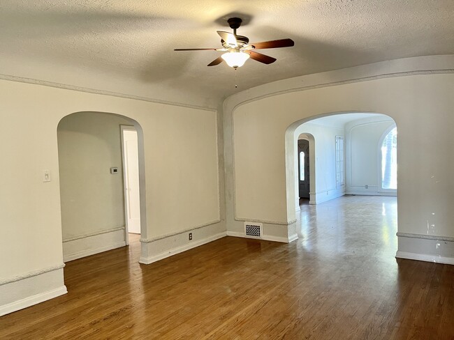 Building Photo - 1017 Meadowbrook Ave