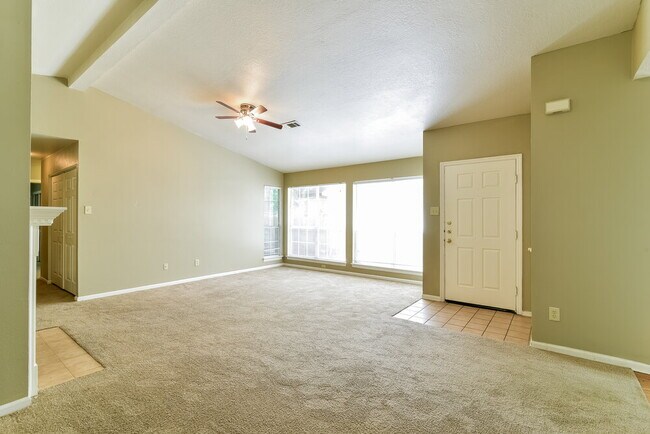 Foto del edificio - 23 Emery Cliff Pl