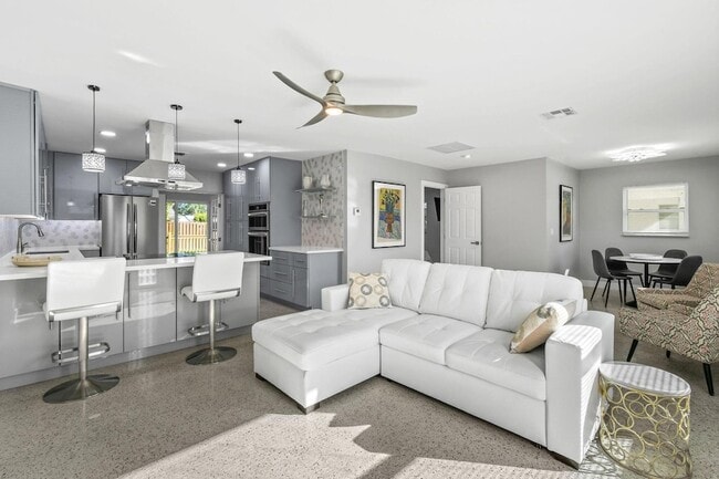 Building Photo - 1004 Stillwater Dr