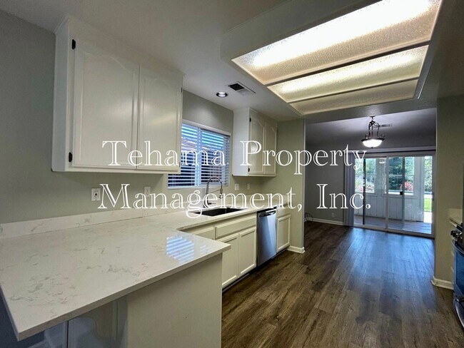 Foto del edificio - Executive 3 Bederoom 2 Bathroom home with in-ground pool and landscaping service included.
