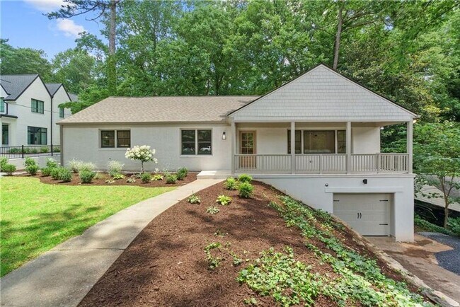Foto del edificio - Designer Living with Charm in North Buckhead