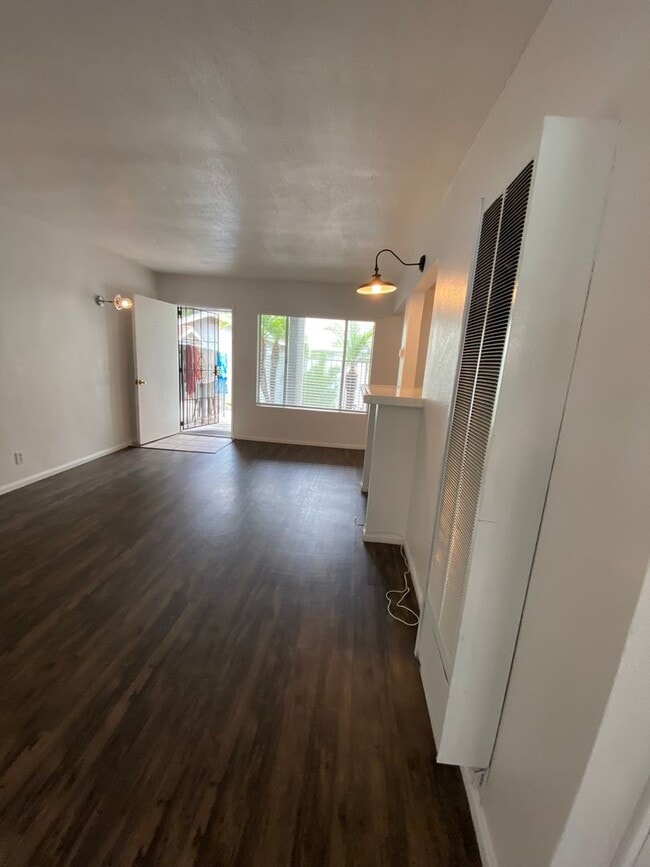Building Photo - Cozy 2-Bedroom Apartment Just Steps from the Ocean Bluffs!
