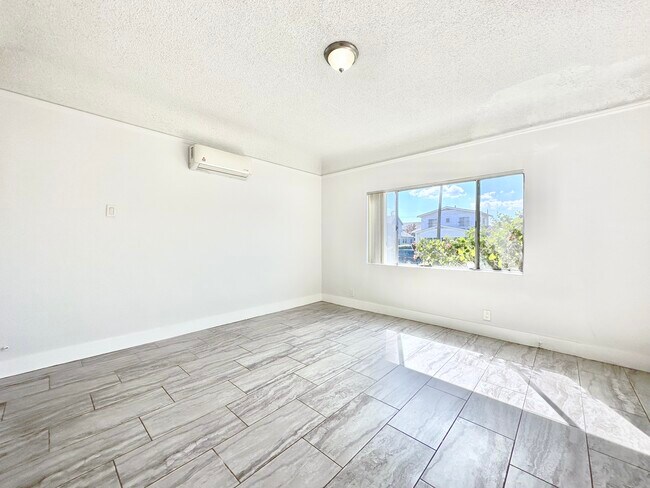 Building Photo - 709 W 48th St