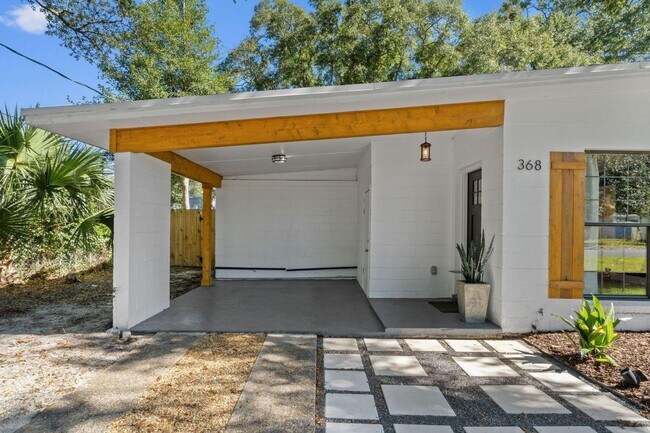 Building Photo - Stunning Elliot Point Home!