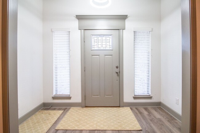 Building Photo - Pre-leasing for Fall!! 3/2/2 Luxury Home i...