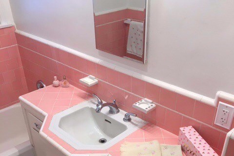Tocador con azulejos retro - 8616 McConnell Ave