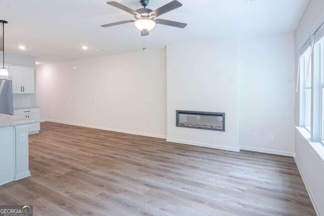 Building Photo - 411 Summit Dr W