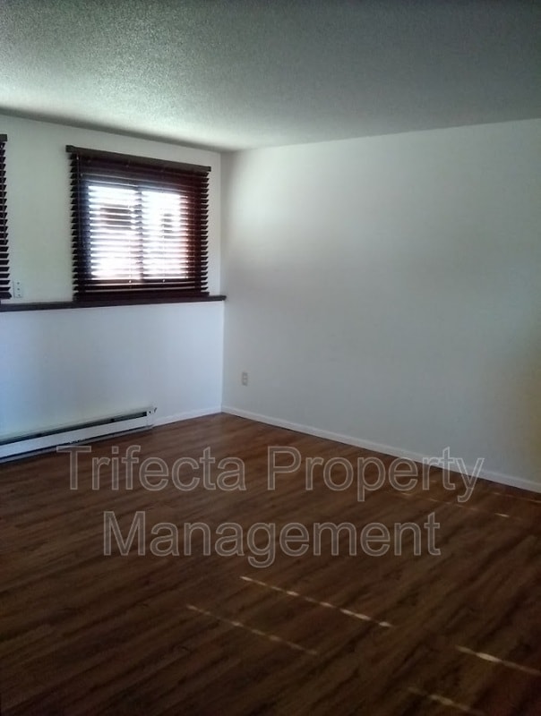 Foto del edificio - 4955 Basswood Dr