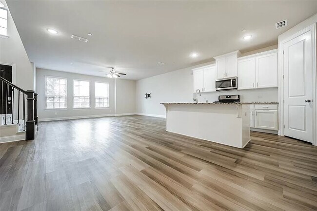 Building Photo - 1020 Foxglove Dr