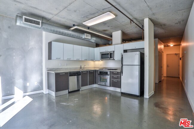 Foto del edificio - 645 W 9th St