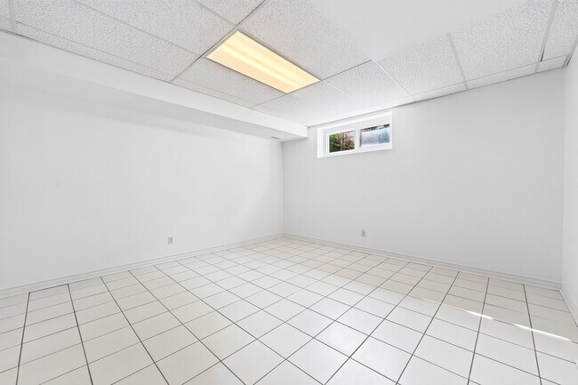 Building Photo - 402 Kingston Rd