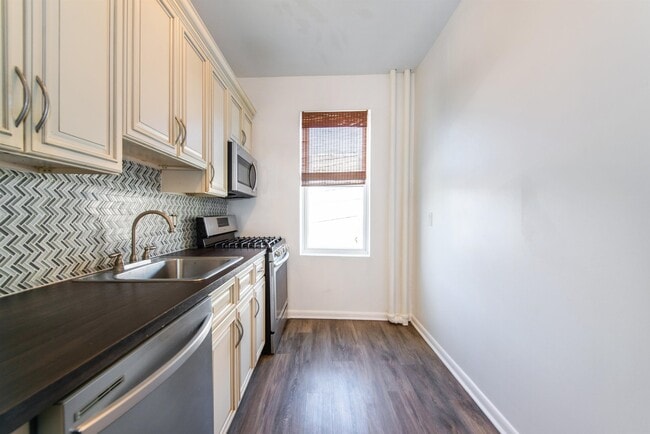 Foto del edificio - 6114 Highland Pl