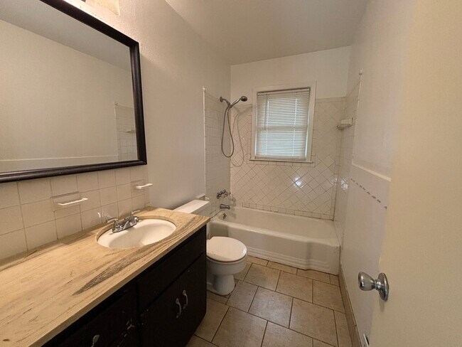 Foto del edificio - Charming 2 Beds, 1 Bath Half Duplex