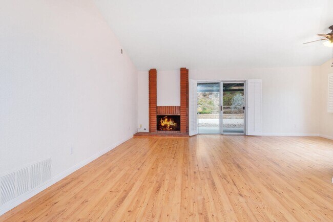 Building Photo - Renovated Two Bedroom House in Country Clu...