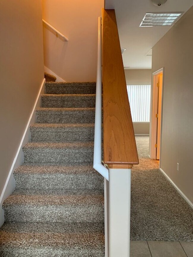 Building Photo - 3 bedroom 2 1/2 bath Townhouse that Has it...