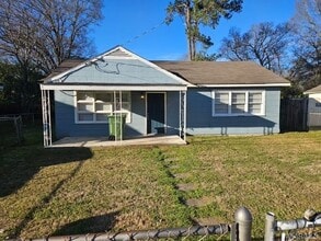 Building Photo - 305 Chisholm St