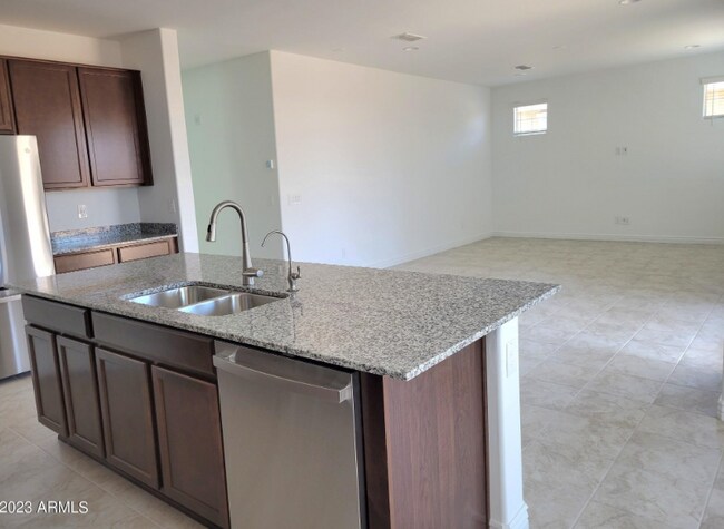 Building Photo - 10945 E Thunderbolt Ave