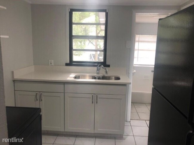 Building Photo - 1 br, 1 bath Apartment - 707 E Broad St Apt 4