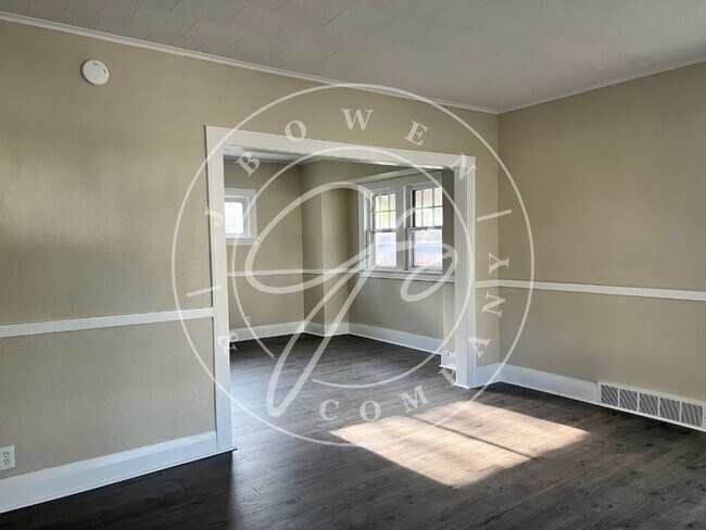 Foto del edificio - Charming 3 Bedroom Home in Toledo with Spacious Layout and Modern Touches