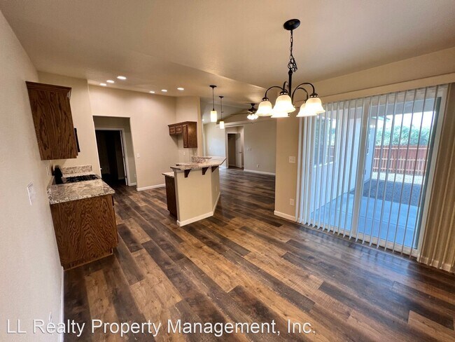 Building Photo - 4 br, 2 bath House - 701 N Broadway