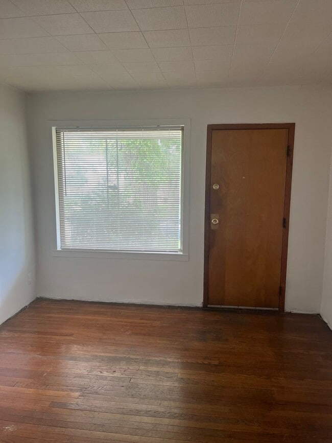 Building Photo - 3 bedroom - 1 bath  $1095/month