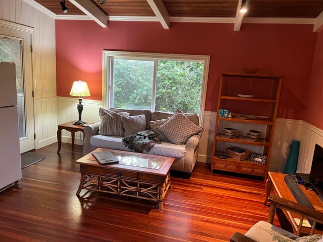 Afternoon main room - 83-5515 Hawaii Belt Rd