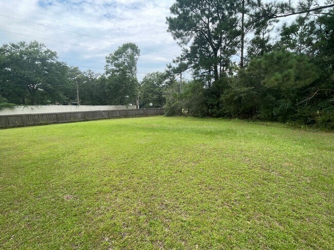 Foto del edificio - 3 BEDROOM LOCATED ON SHADED ACRE LOT